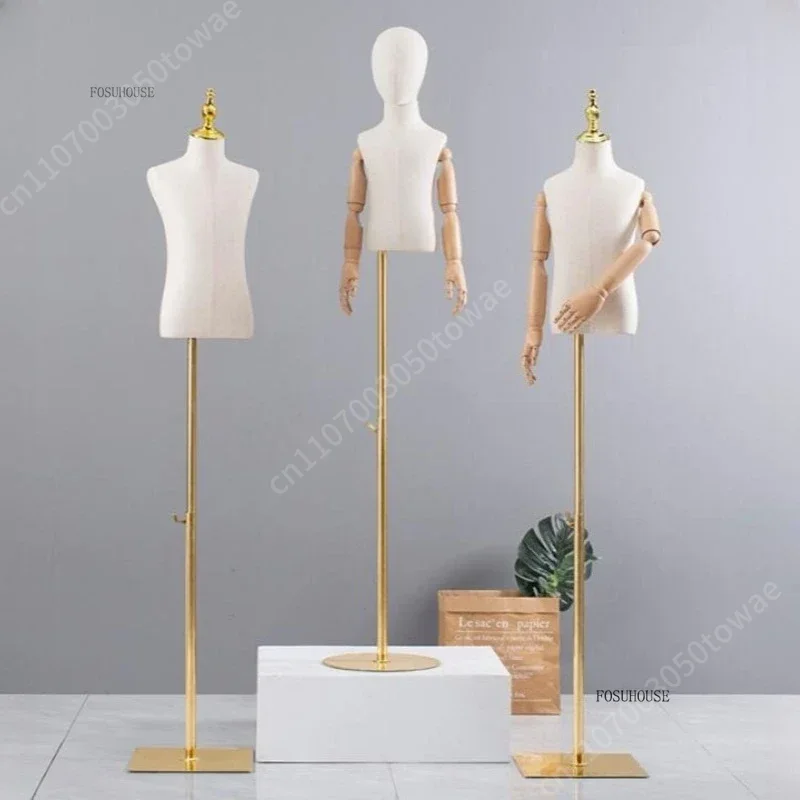 Baby Clothing Display Stand - หุ่นโชว์เสื้อผ้าเด็กแบบมีแขนปรับได้ พร้อมขาตั้งโลหะ สำหรับร้านขายเสื้อผ้า